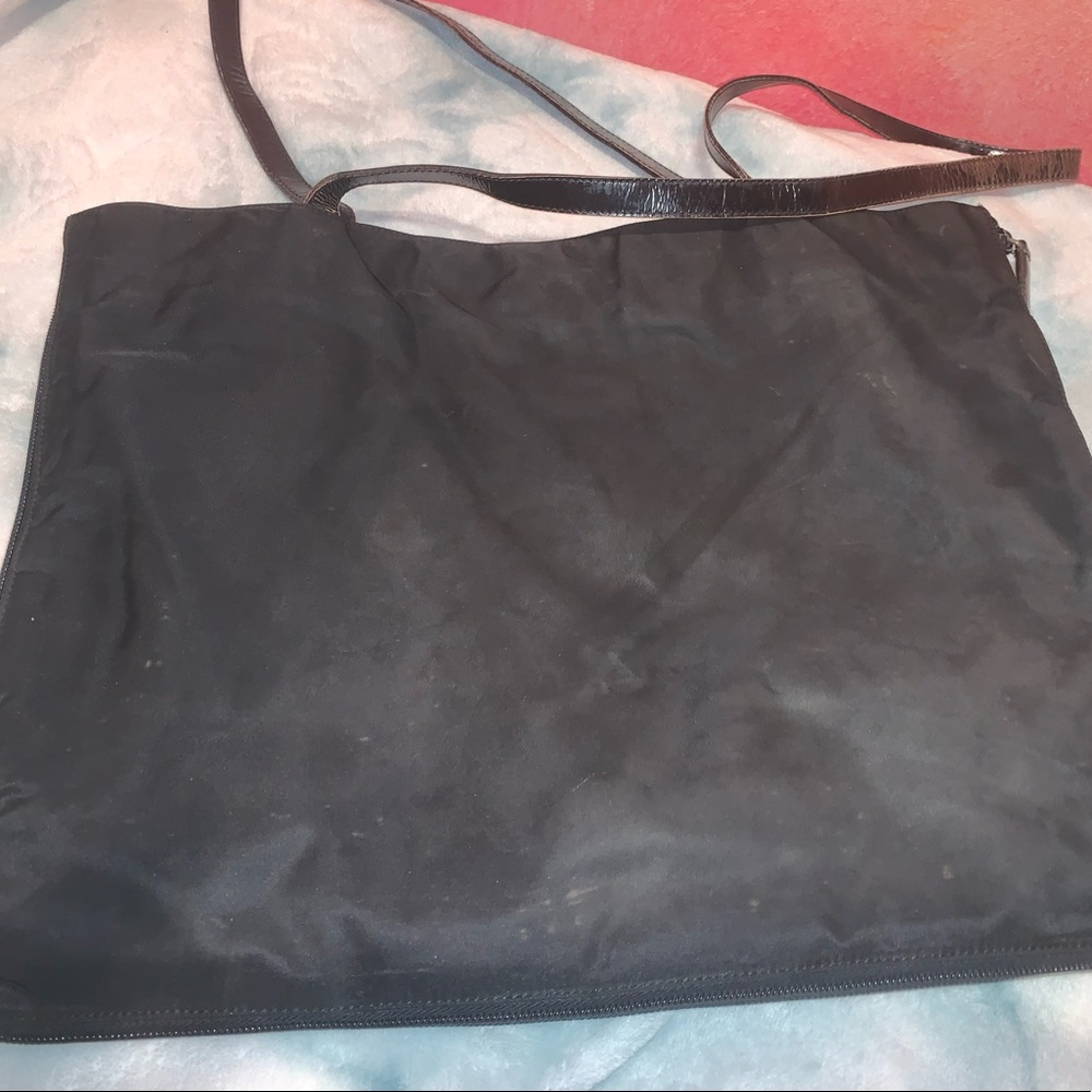 Stylish Prada bag - Picture 2 of 9